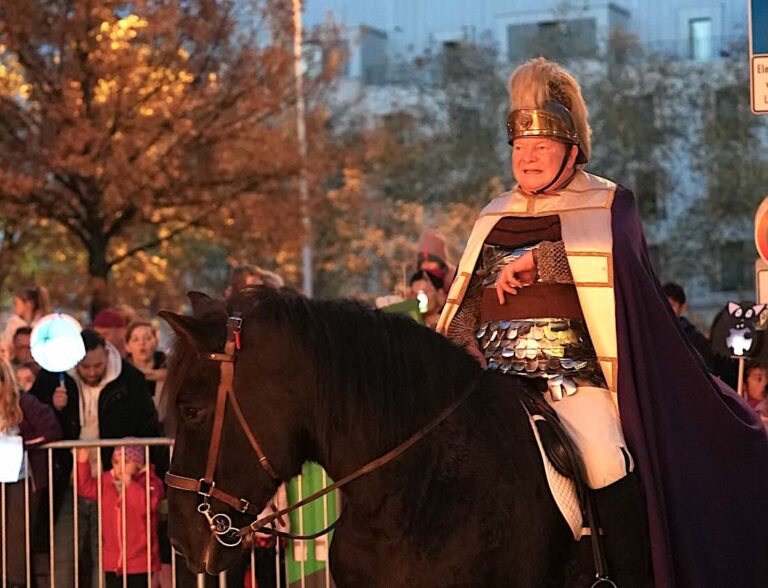 St. Martinszüge – Lichterglanz in der Duisburger Innenstadt und in den Stadtteilen Reiter mit Pferd